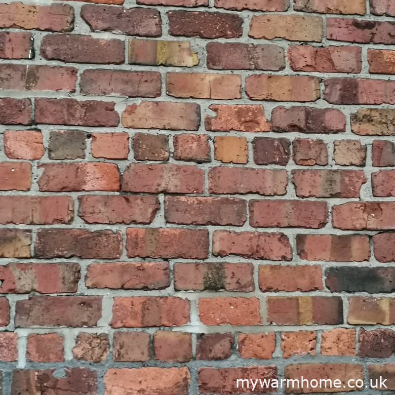Choose wallla1 — Look at the brickwork in the photograph. What construction does the visible brick pattern most strongly suggest?